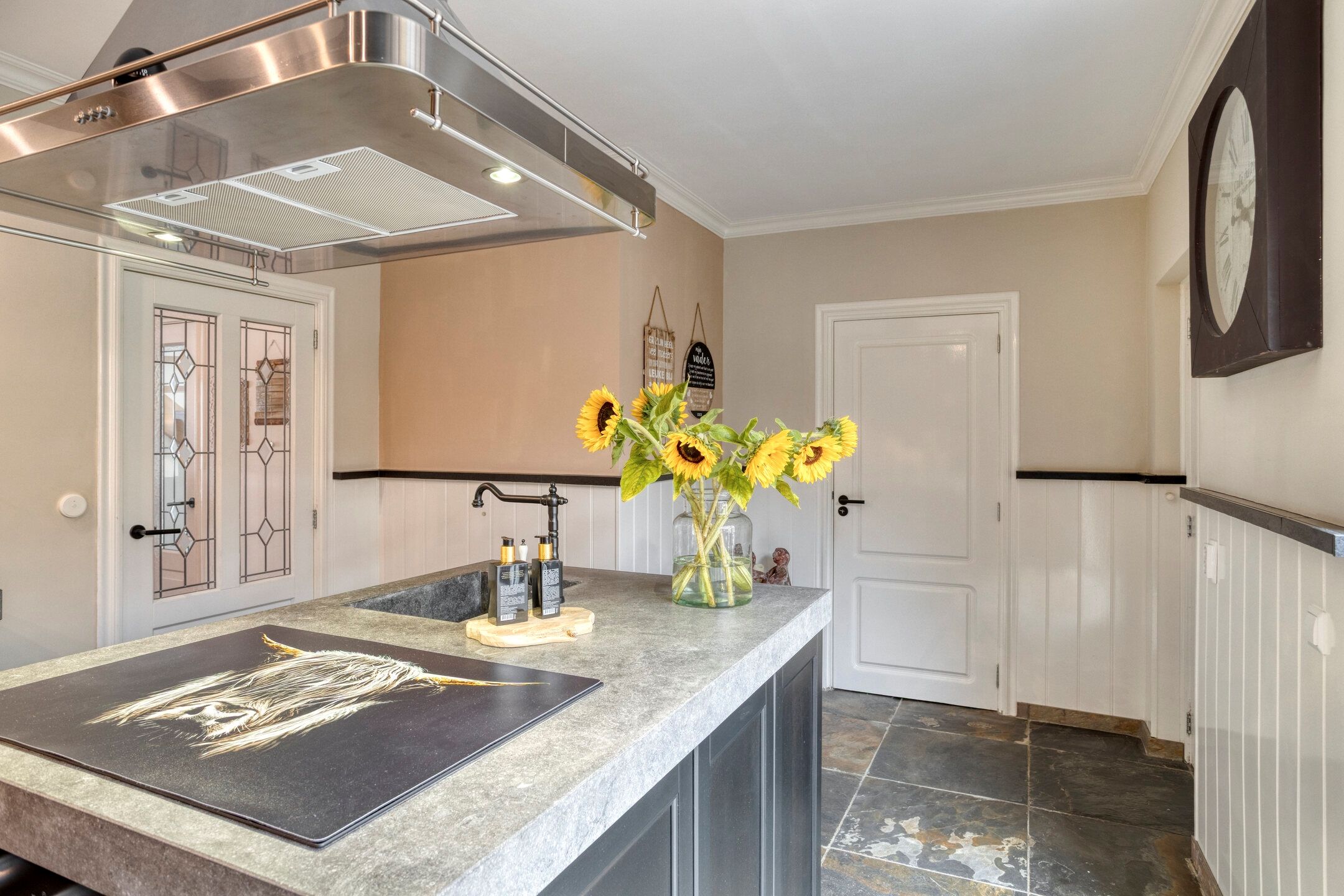 Spacious and Luxury Living with approximately 200 m² of Space and 5 Bedrooms — 16