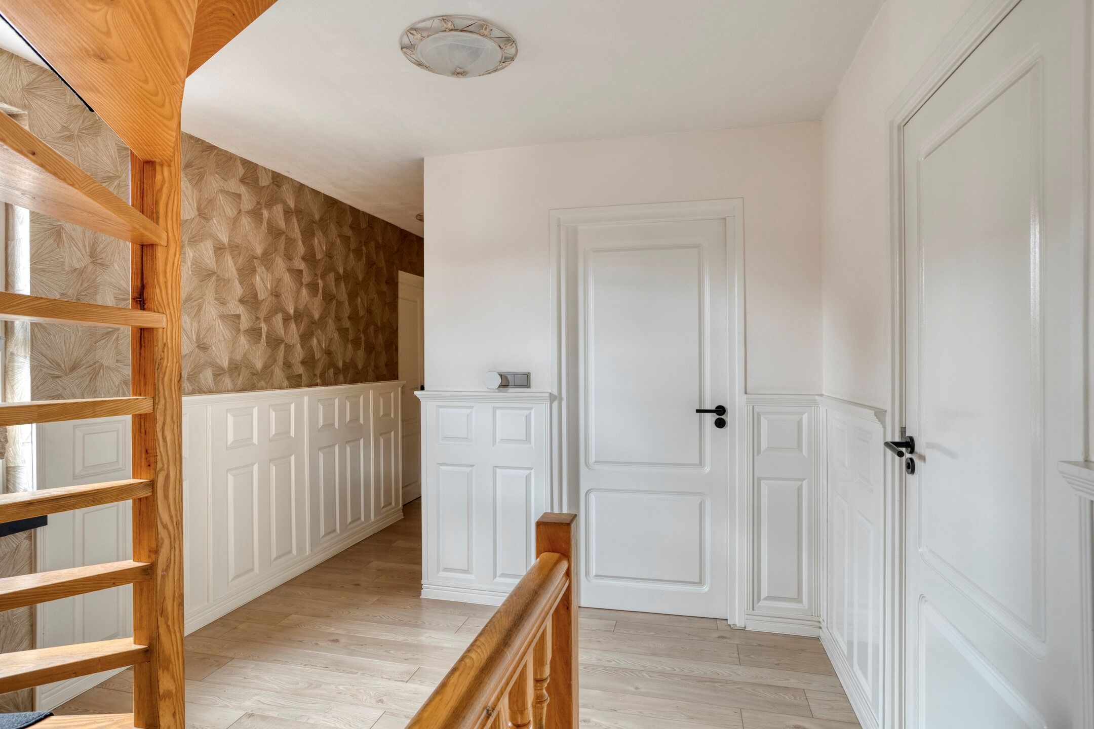 Spacious and Luxury Living with approximately 200 m² of Space and 5 Bedrooms — 27