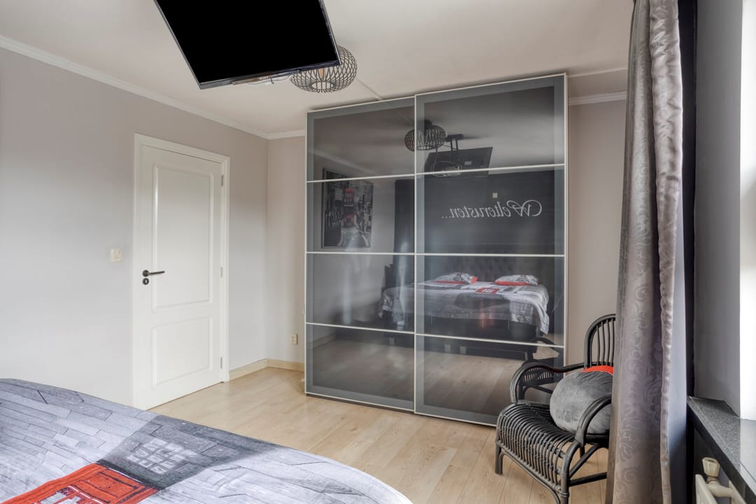 Spacious and Luxury Living with approximately 200 m² of Space and 5 Bedrooms — 28