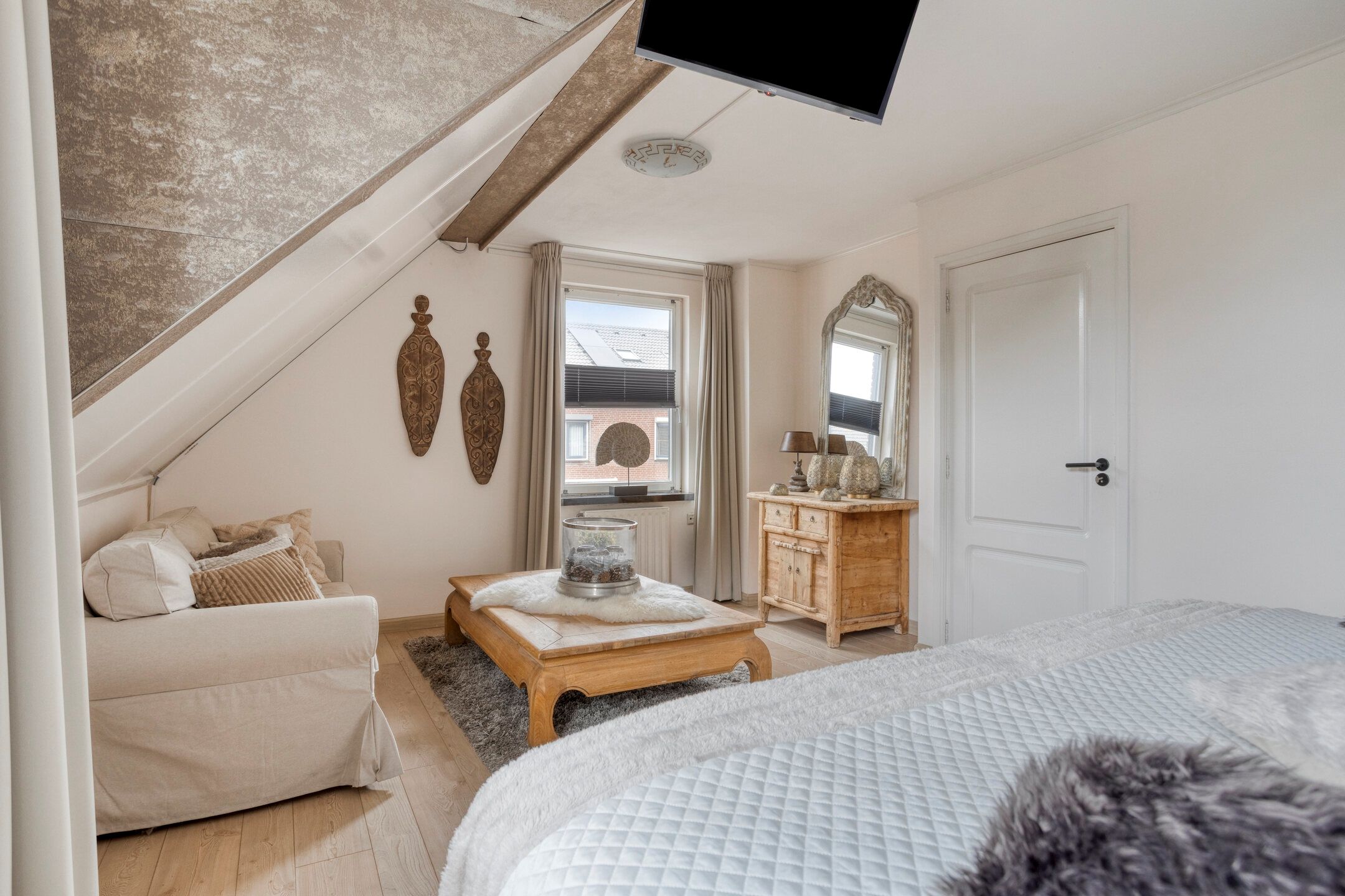 Spacious and Luxury Living with approximately 200 m² of Space and 5 Bedrooms — 32