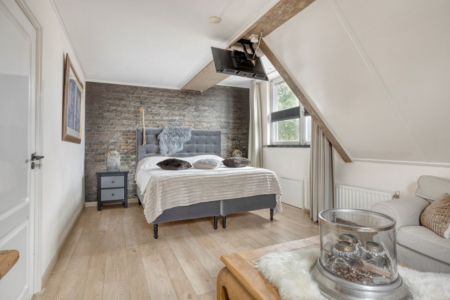 Spacious and Luxury Living with approximately 200 m² of Space and 5 Bedrooms — 33