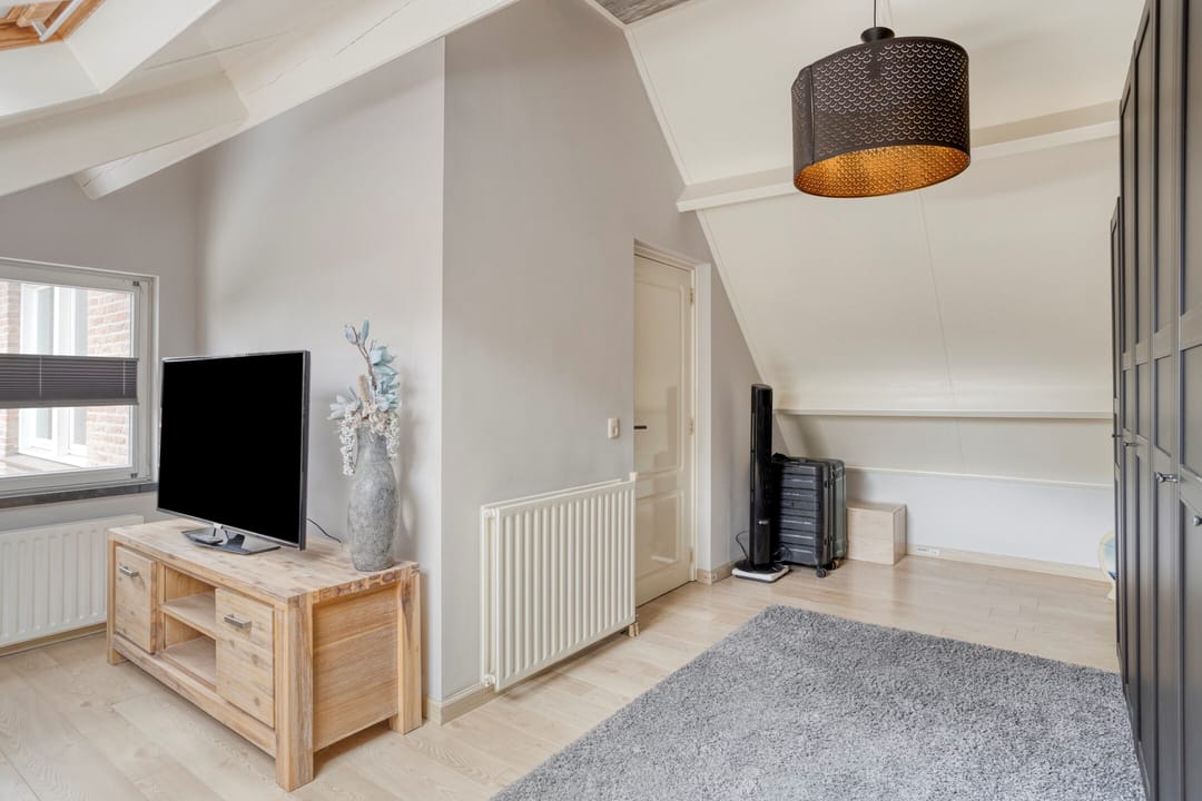 Spacious and Luxury Living with approximately 200 m² of Space and 5 Bedrooms — 35