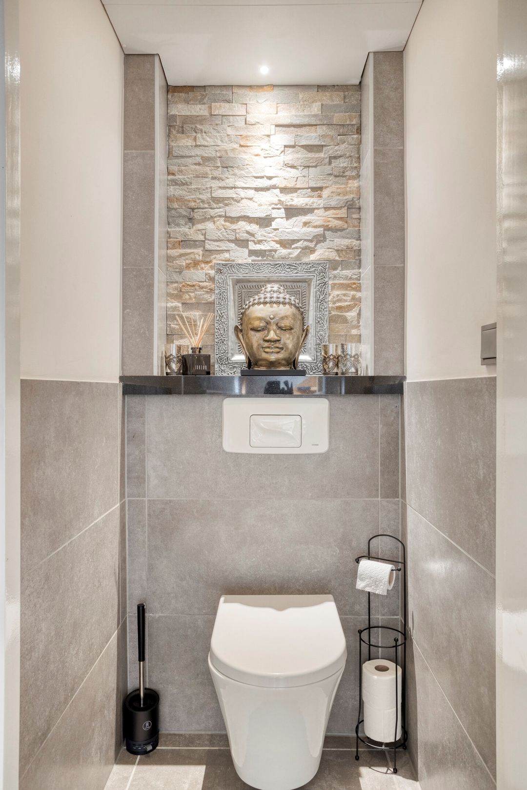 Spacious and Luxury Living with approximately 200 m² of Space and 5 Bedrooms — 37