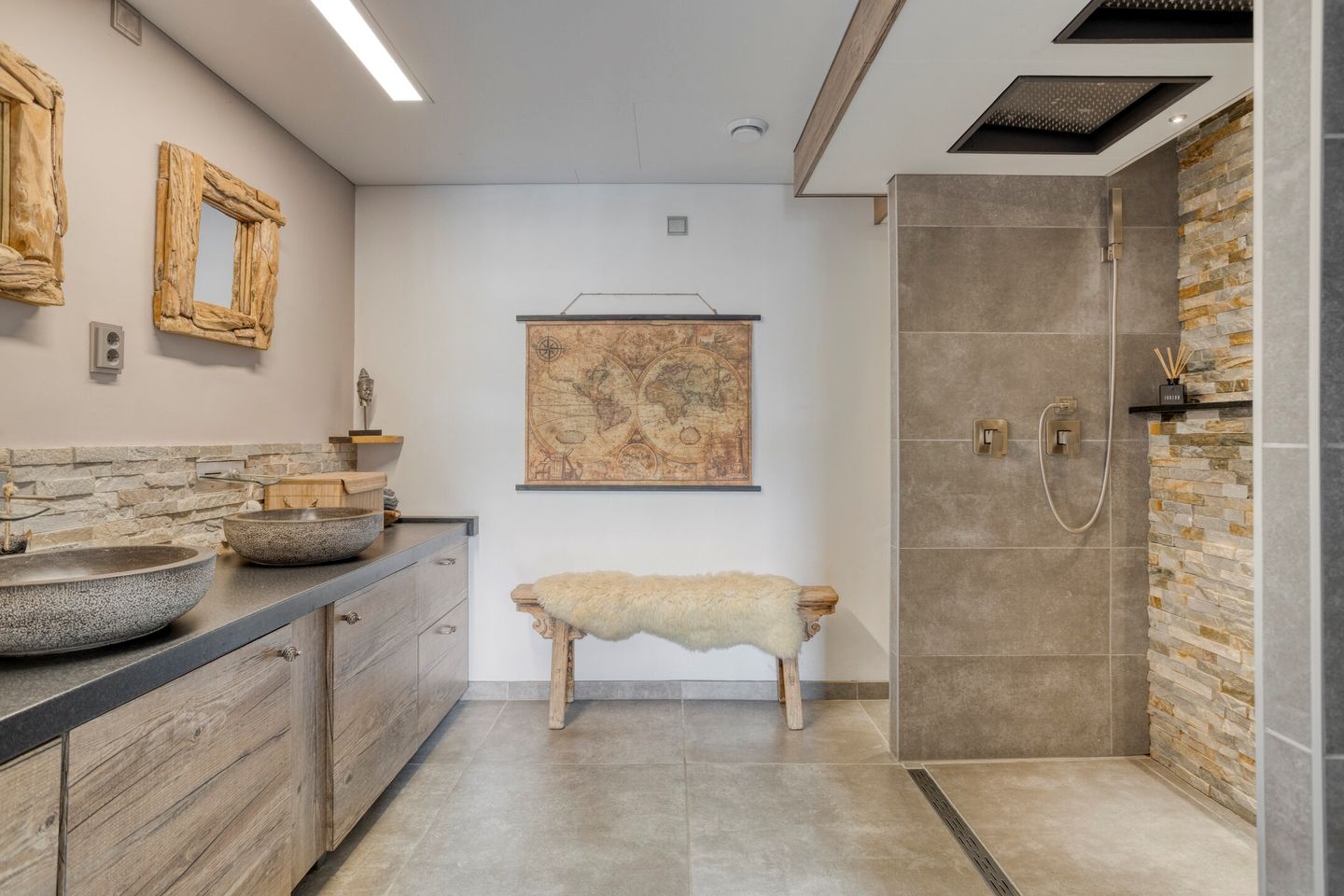 Spacious and Luxury Living with approximately 200 m² of Space and 5 Bedrooms — 38