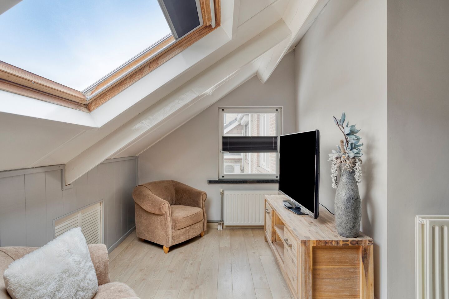 Spacious and Luxury Living with approximately 200 m² of Space and 5 Bedrooms — 56