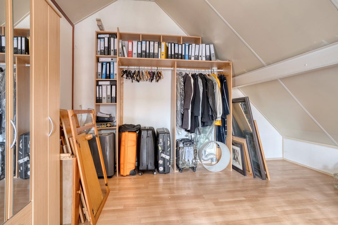 Spacious and Luxury Living with approximately 200 m² of Space and 5 Bedrooms — 52