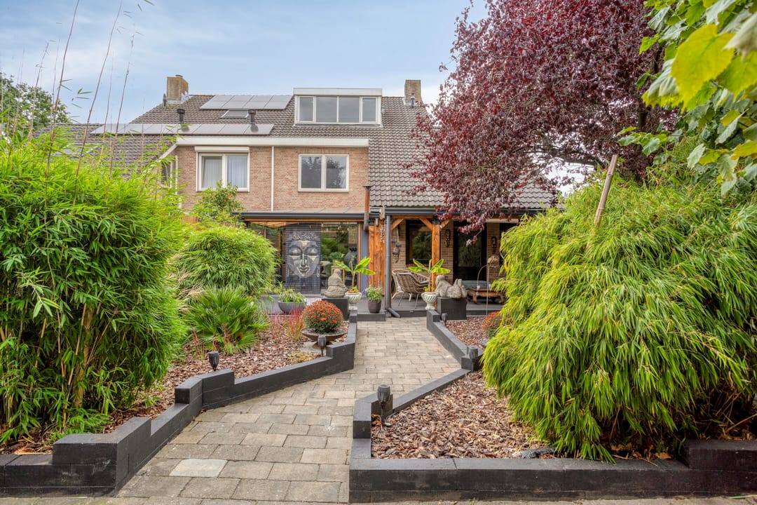 Spacious and Luxury Living with approximately 200 m² of Space and 5 Bedrooms — 60