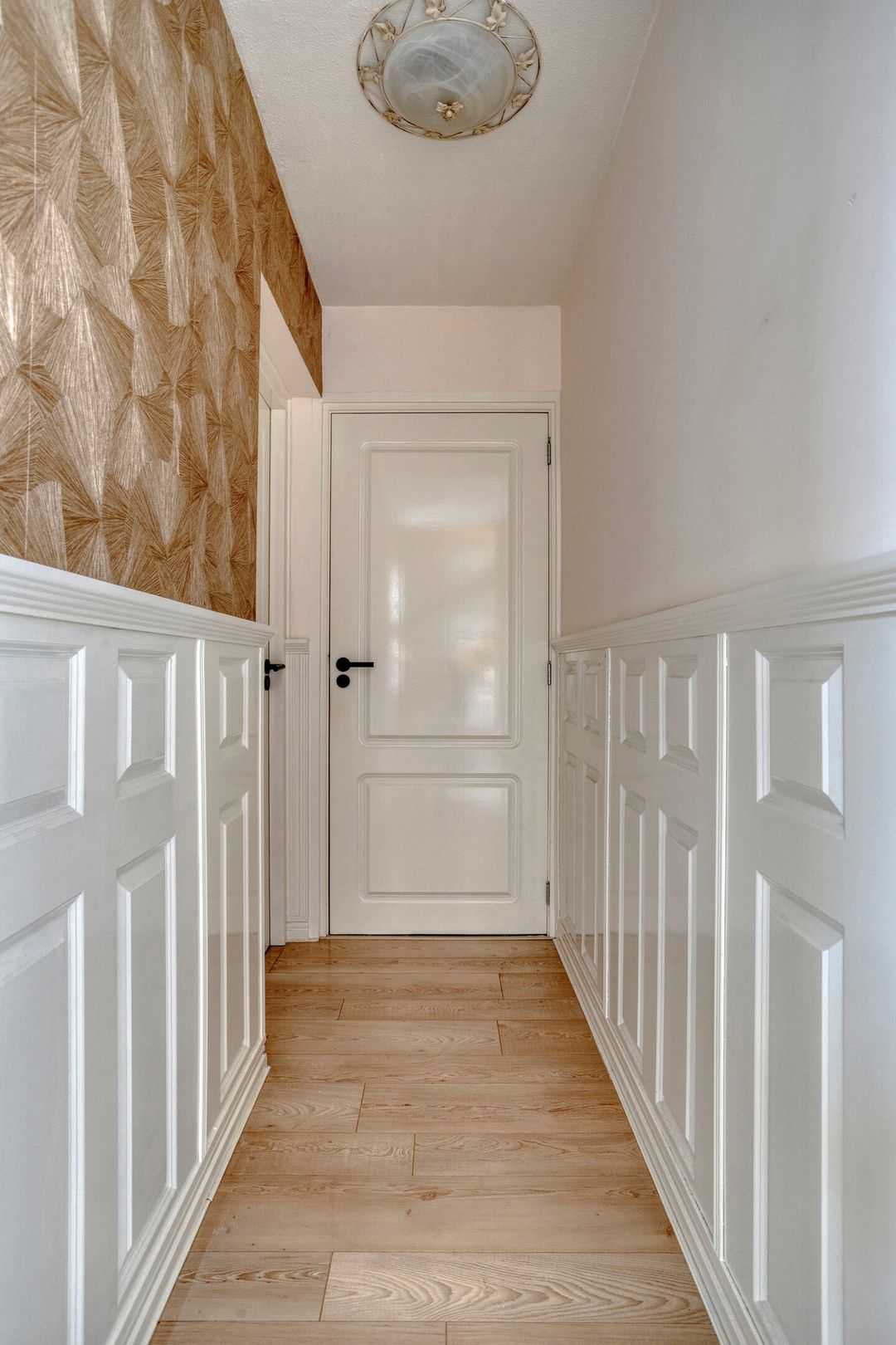 Spacious and Luxury Living with approximately 200 m² of Space and 5 Bedrooms — 29