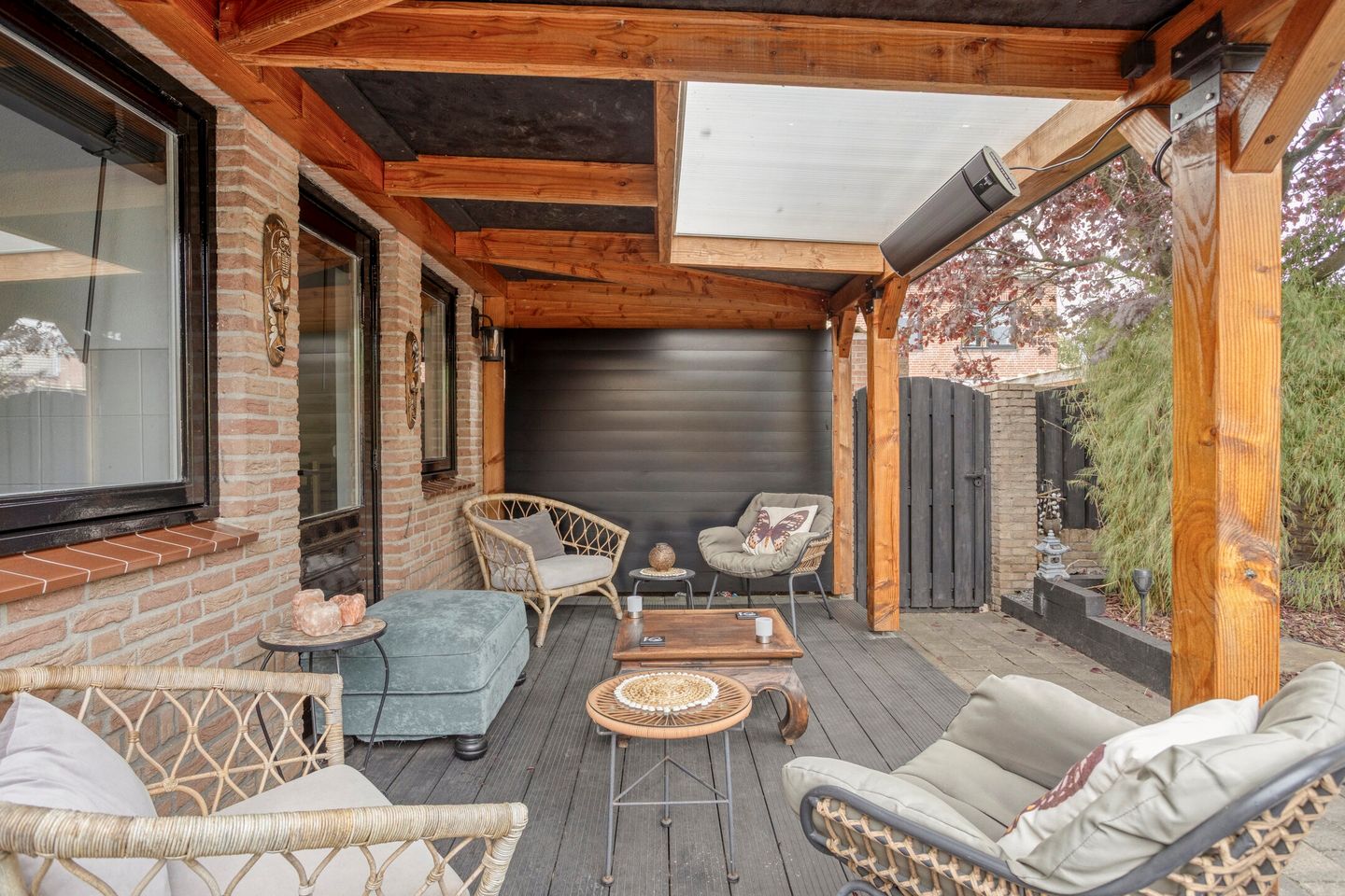 Spacious and Luxury Living with approximately 200 m² of Space and 5 Bedrooms — 55