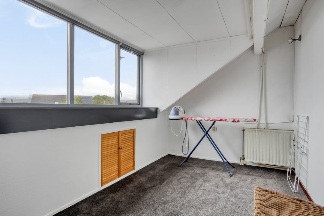 Spacious and Luxury Living with approximately 200 m² of Space and 5 Bedrooms — 53