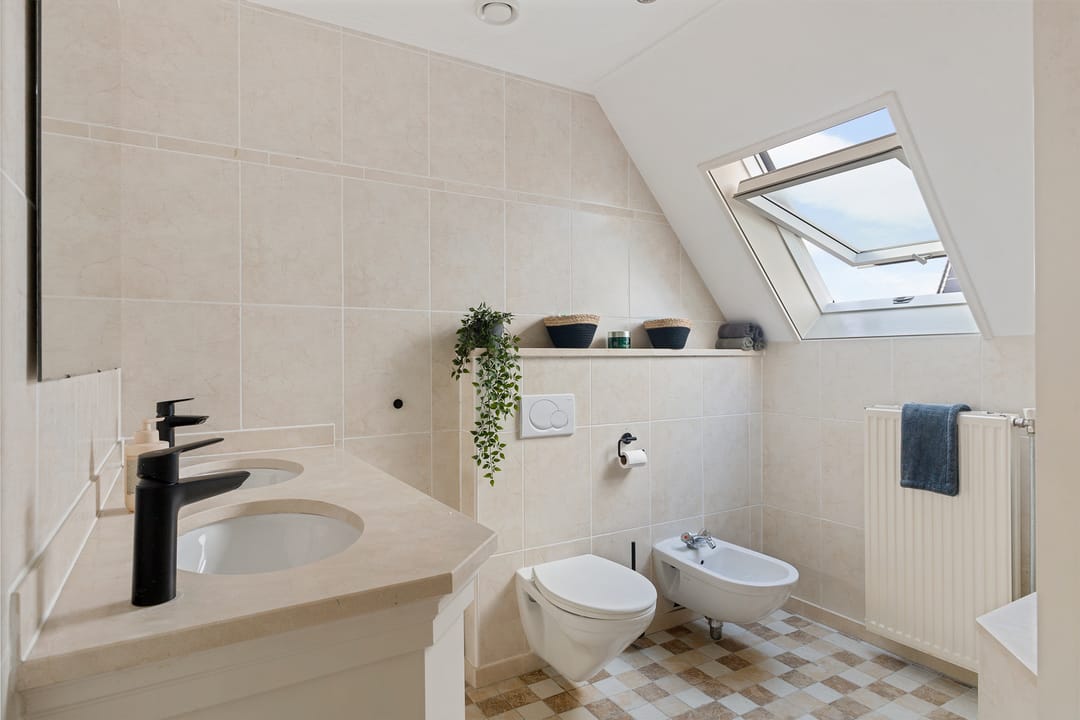 Charming corner house with 4 bedrooms and detached garage in quiet Hoorn neighborhood — 24