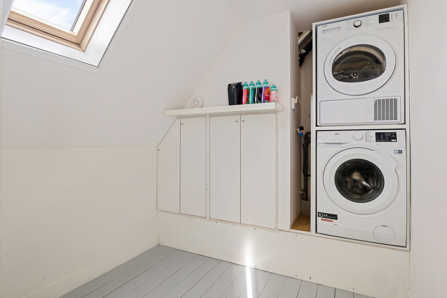 Charming corner house with 4 bedrooms and detached garage in quiet Hoorn neighborhood — 30