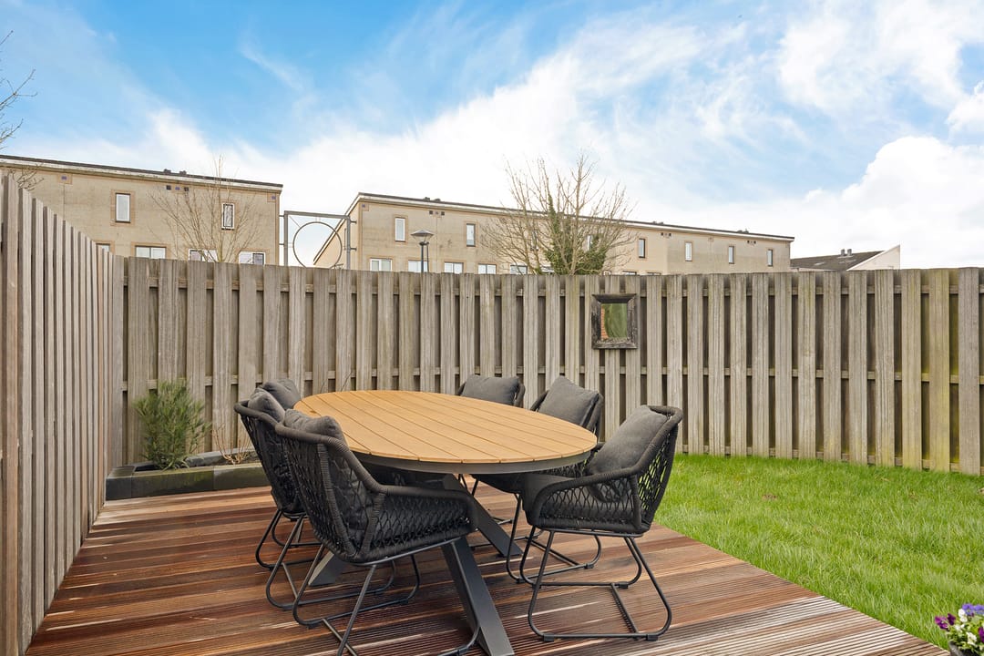 Charming corner house with 4 bedrooms and detached garage in quiet Hoorn neighborhood — 33