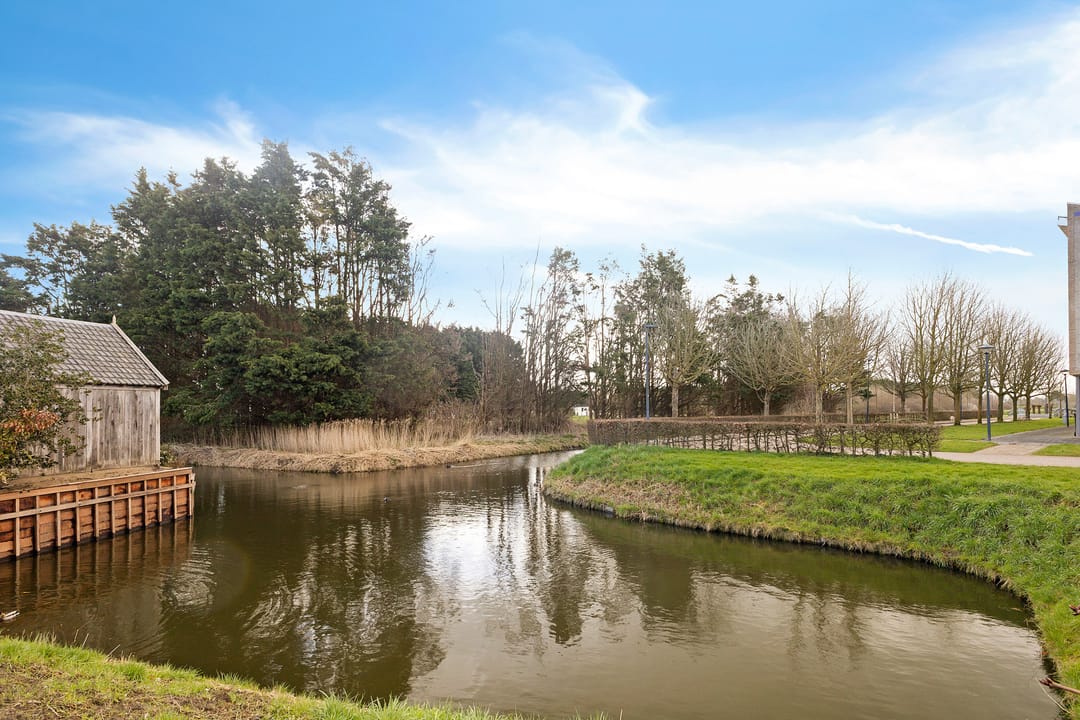 Charming corner house with 4 bedrooms and detached garage in quiet Hoorn neighborhood — 36