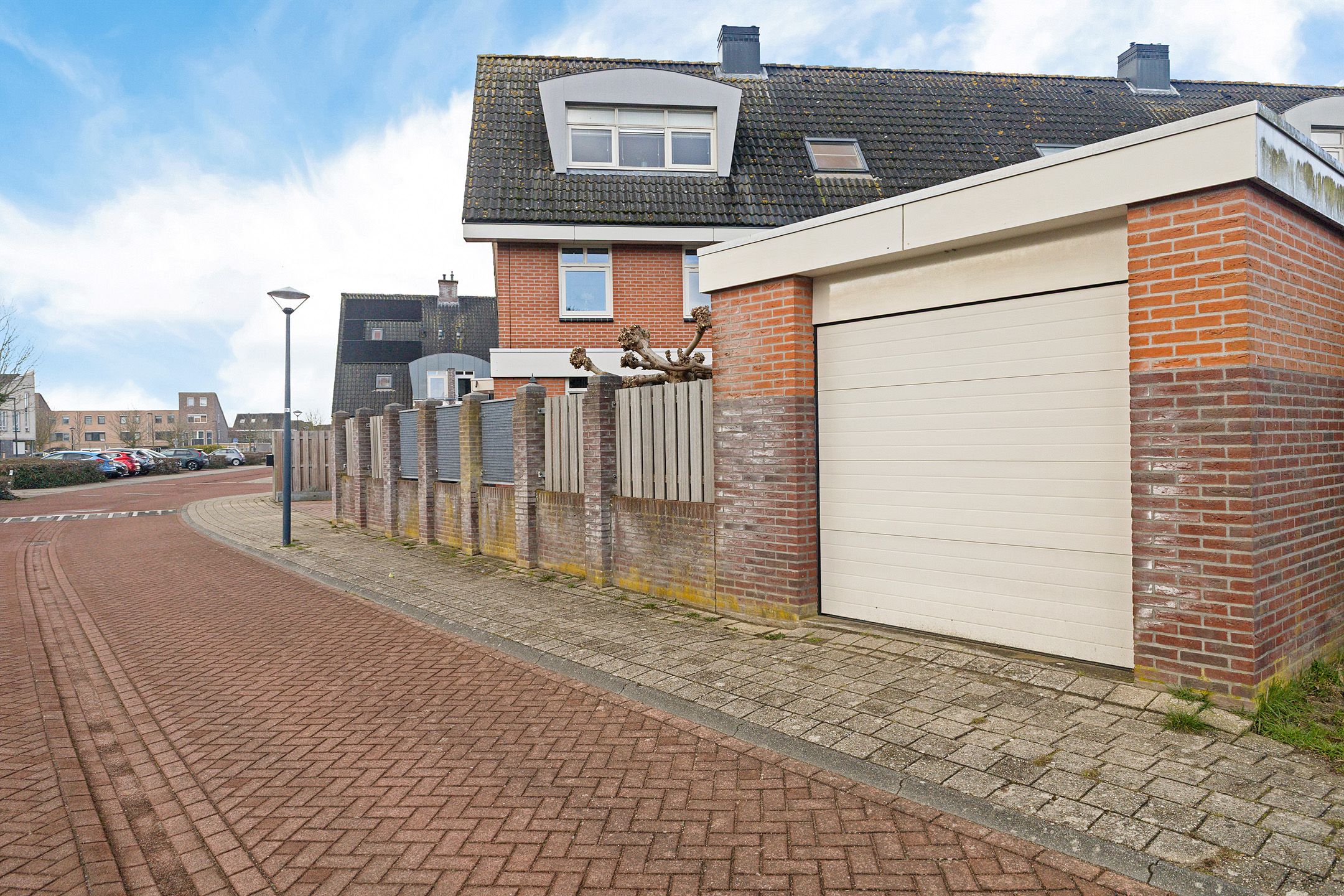 Charming corner house with 4 bedrooms and detached garage in quiet Hoorn neighborhood — 34