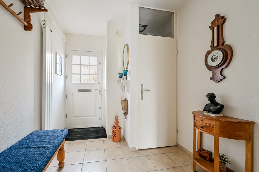 Spacious family home with 4 bedrooms and sunny south facing garden in Rhoon — 12