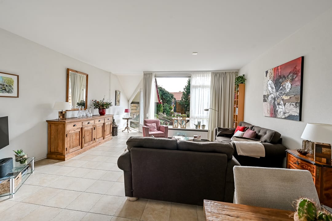 Spacious family home with 4 bedrooms and sunny south facing garden in Rhoon — 14