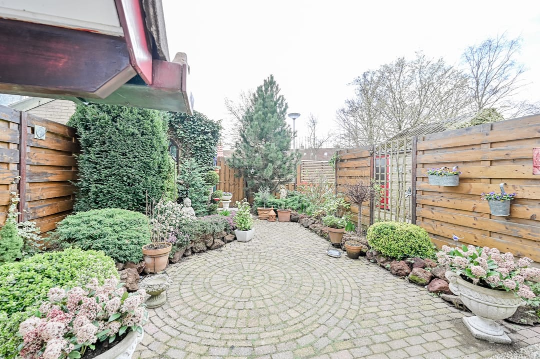 Spacious family home with 4 bedrooms and sunny south facing garden in Rhoon — 18