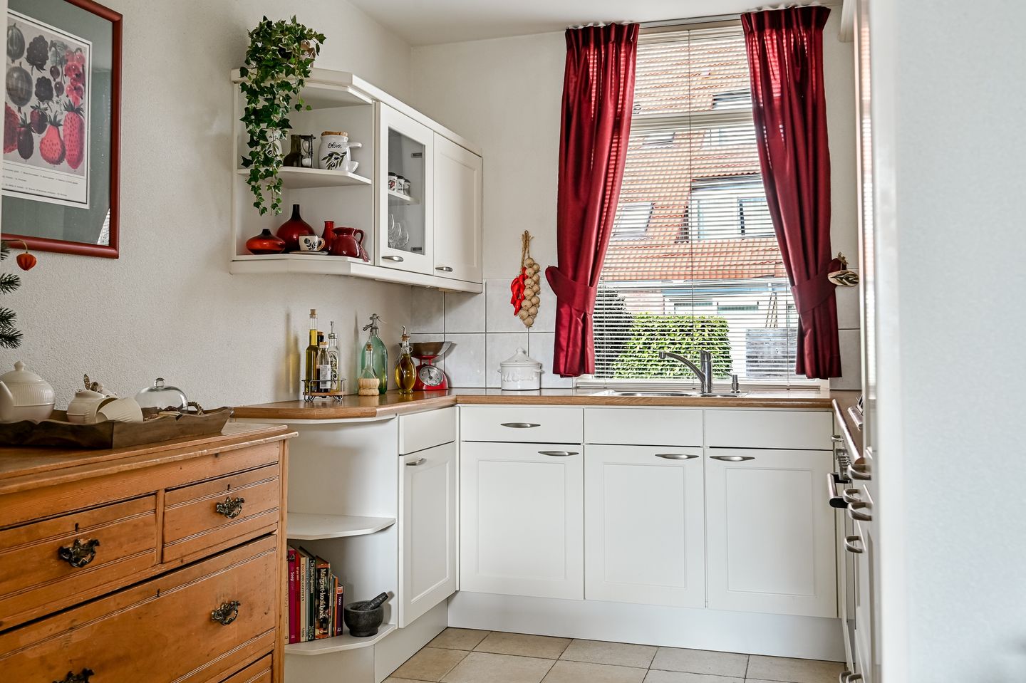 Spacious family home with 4 bedrooms and sunny south facing garden in Rhoon — 24