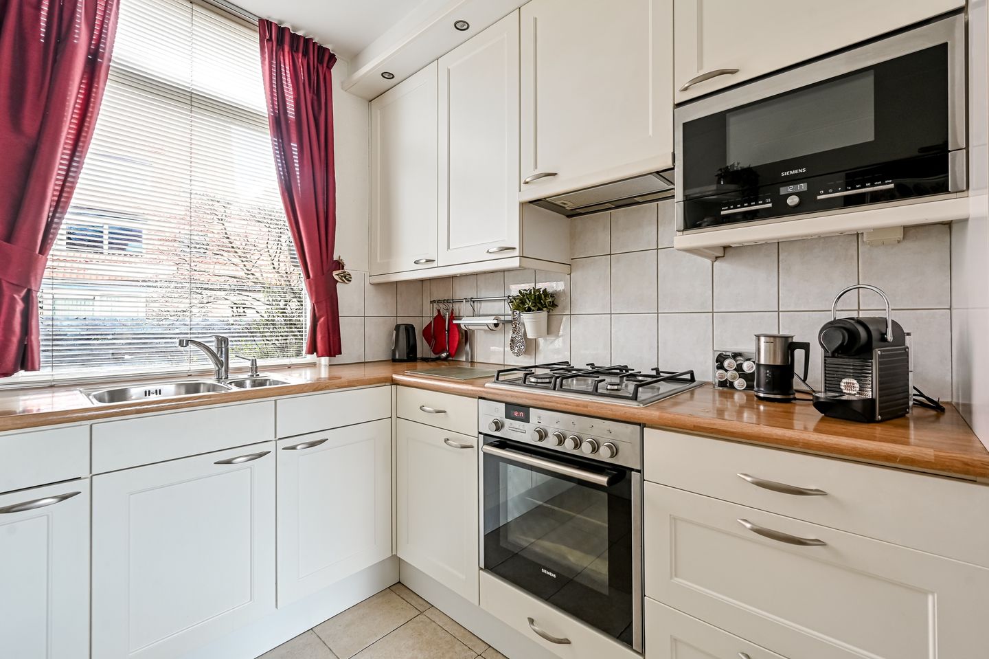 Spacious family home with 4 bedrooms and sunny south facing garden in Rhoon — 25