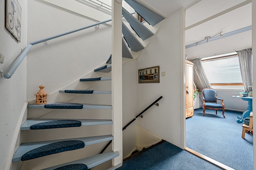 Spacious family home with 4 bedrooms and sunny south facing garden in Rhoon — 28