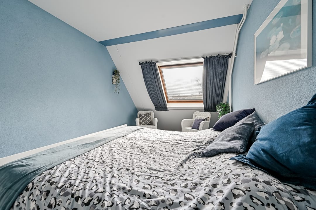Spacious family home with 4 bedrooms and sunny south facing garden in Rhoon — 31