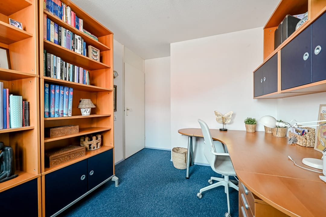 Spacious family home with 4 bedrooms and sunny south facing garden in Rhoon — 37