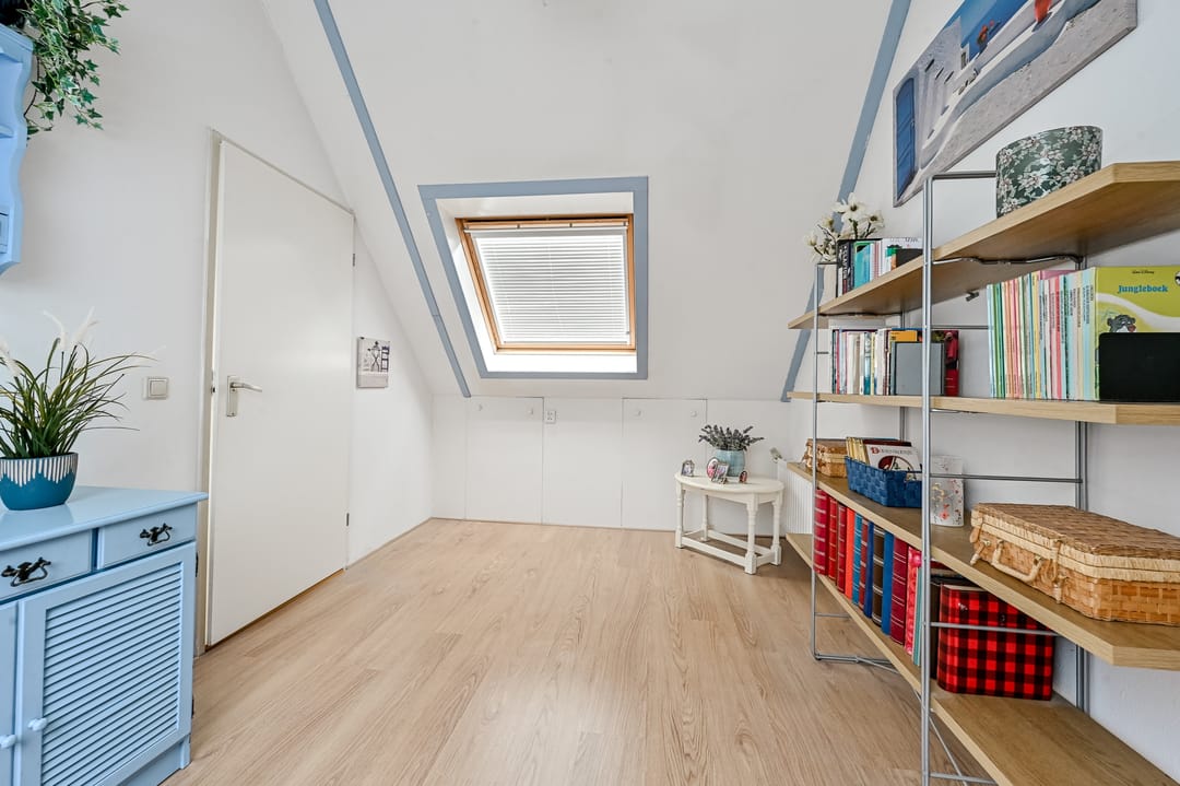 Spacious family home with 4 bedrooms and sunny south facing garden in Rhoon — 42