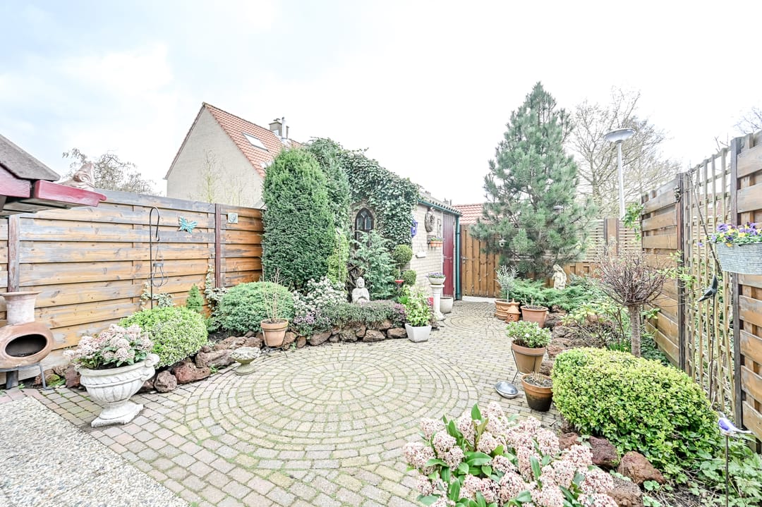 Spacious family home with 4 bedrooms and sunny south facing garden in Rhoon — 20