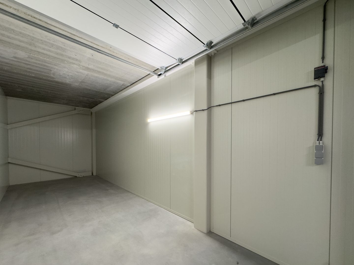 View photo 2 of Steur 176