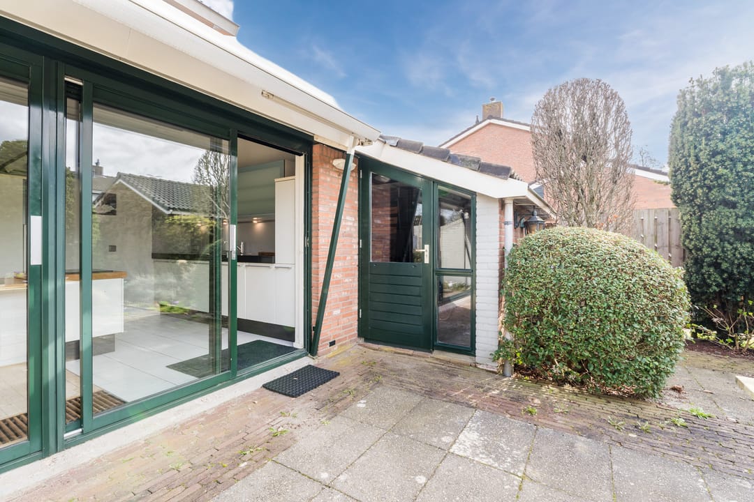 Spacious Corner House with Sunny West-Facing Garden and Garage in Gouda — 41