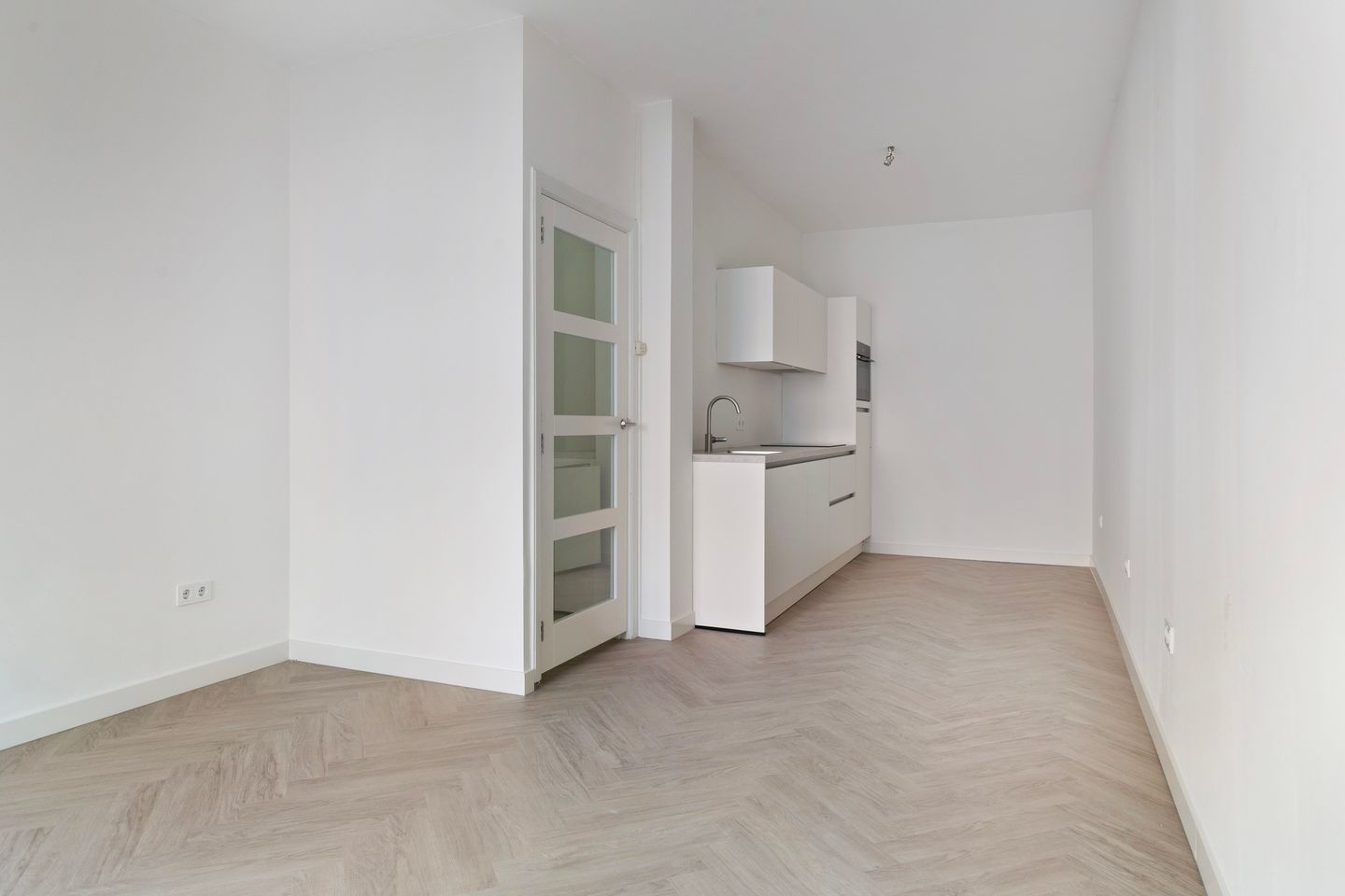 Completely Renovated Apartment near Noorderplantsoen with Modern Floor Heating — 17