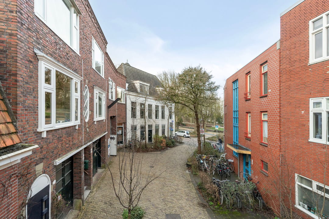 Completely Renovated Apartment near Noorderplantsoen with Modern Floor Heating — 32