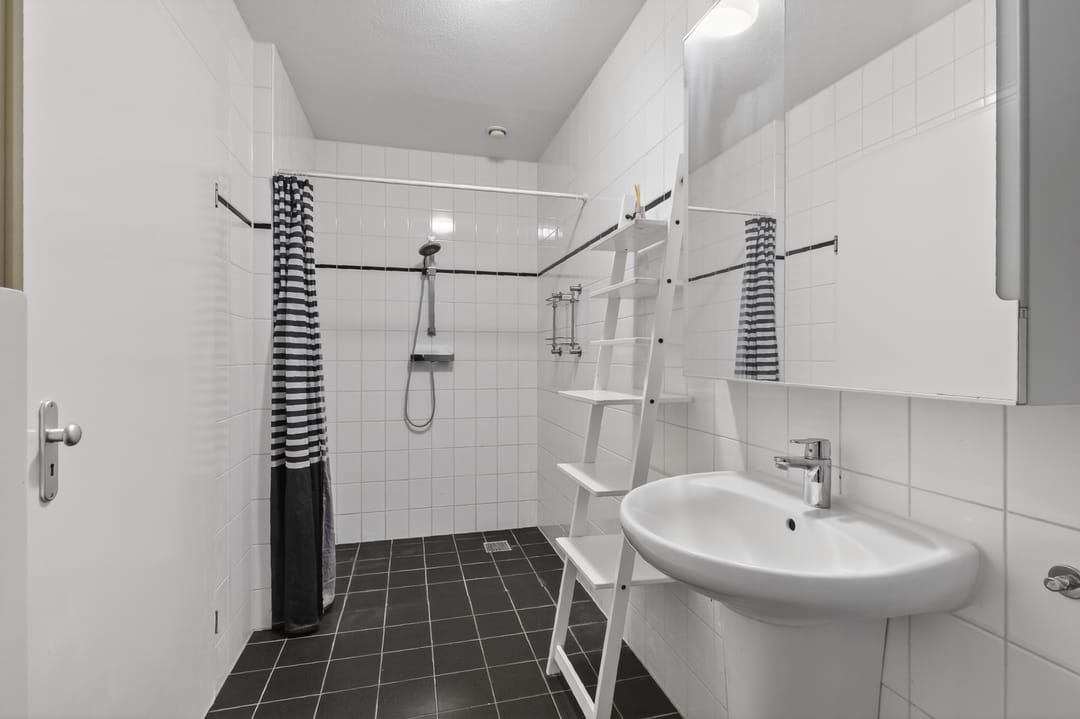 Spacious and Light Apartment with Two Bedrooms in Amsterdam-Noord — 22