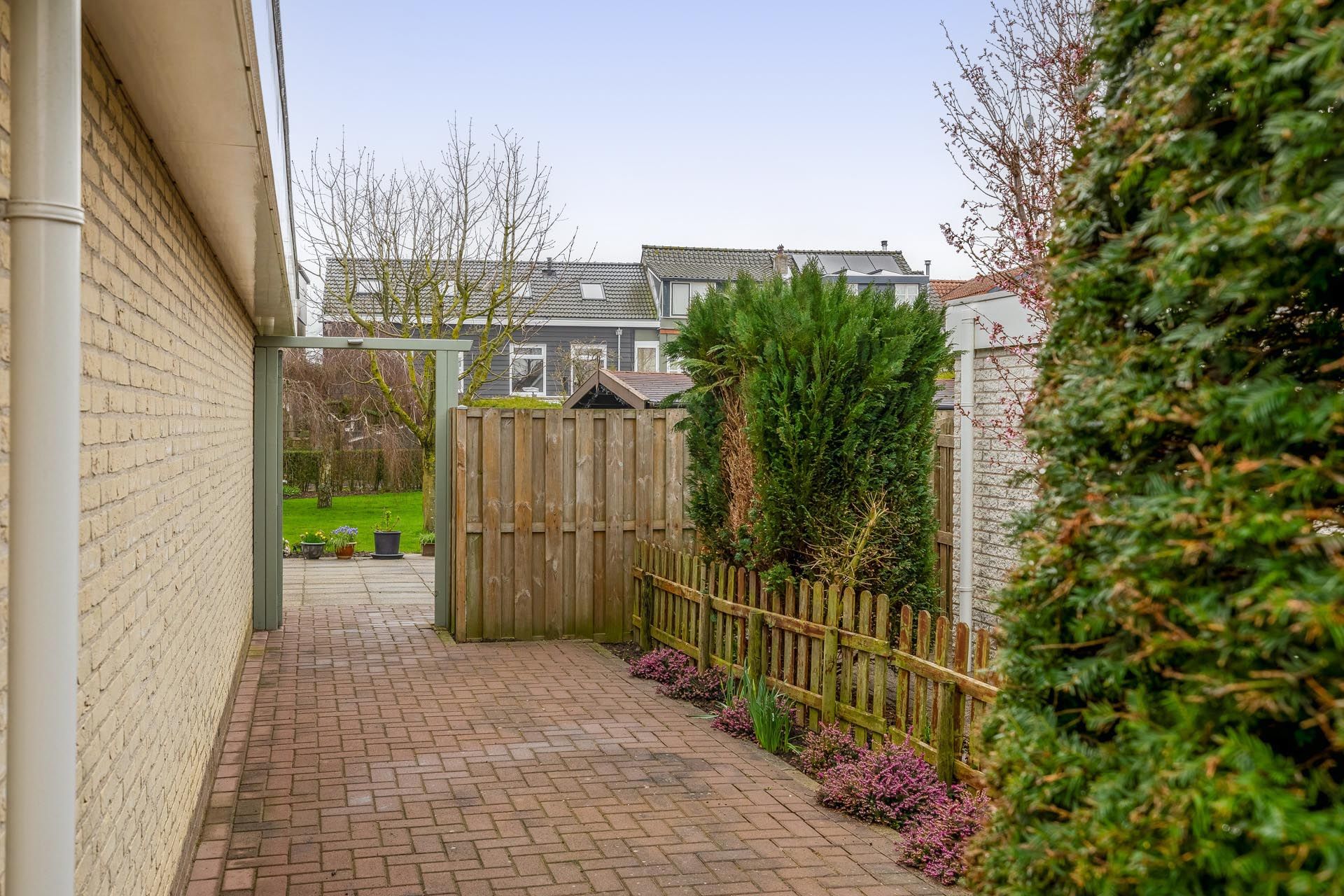 Spacious semi-detached home with expansive garden in Herkingen — 26