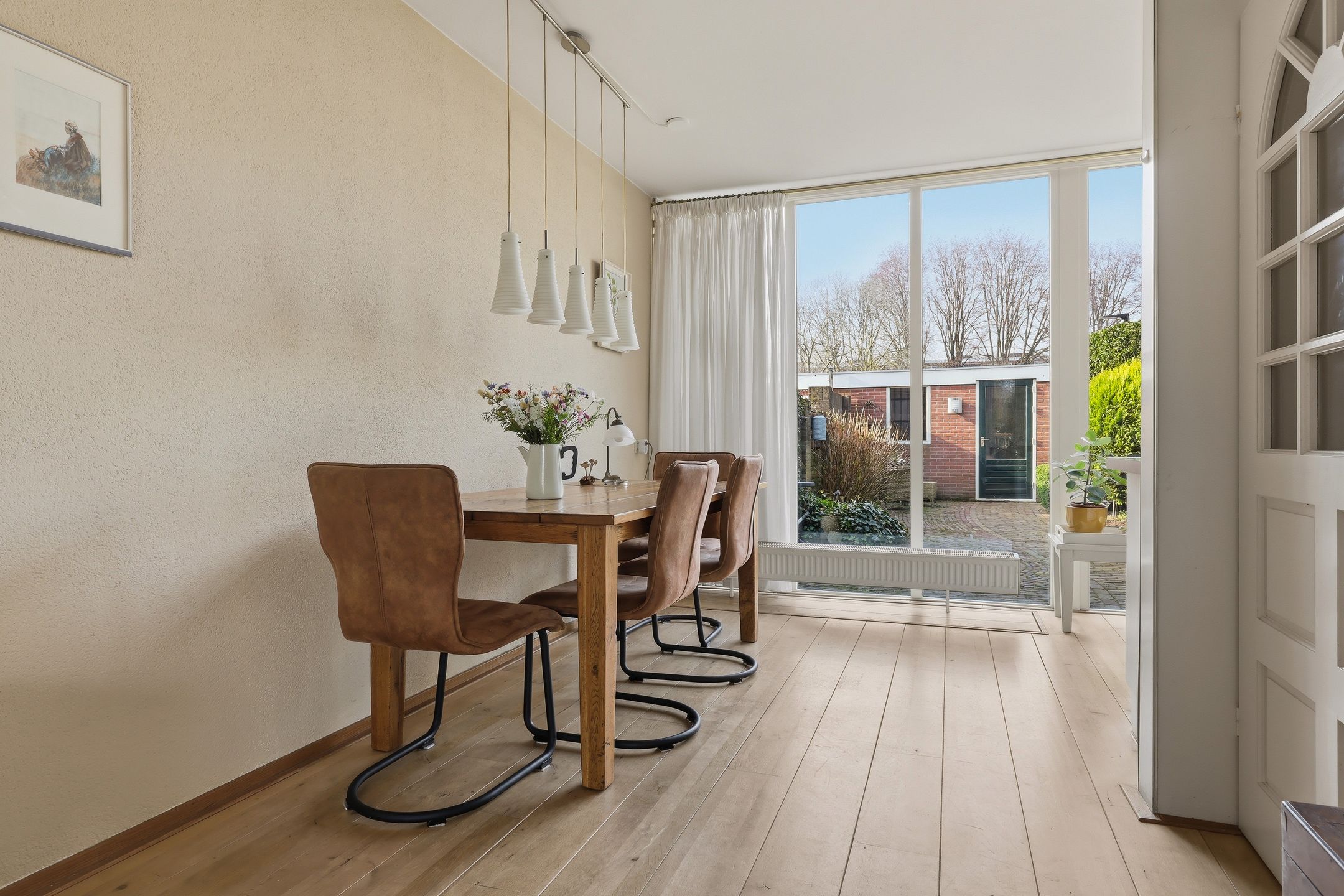 Spacious end terrace house with 4 bedrooms and large garden — 12