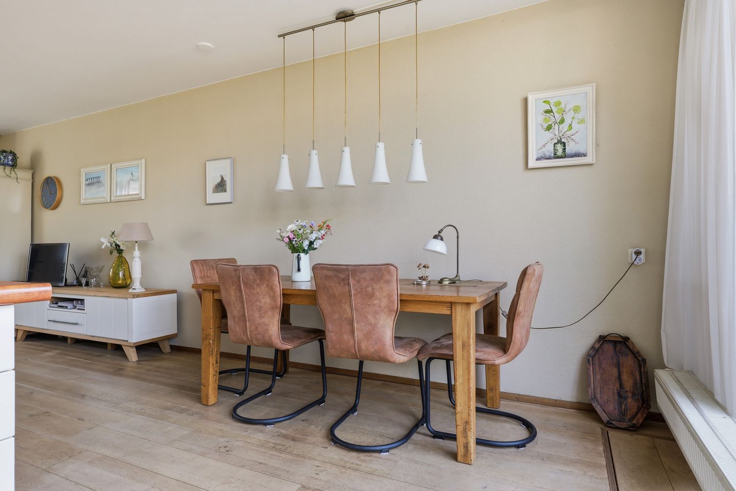 Spacious end terrace house with 4 bedrooms and large garden — 14