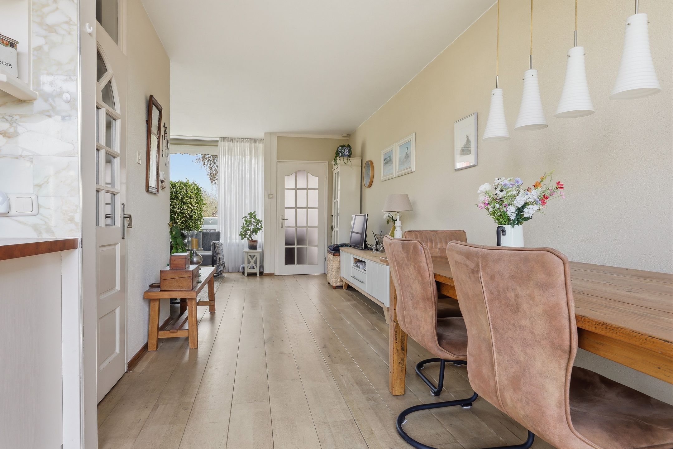Spacious end terrace house with 4 bedrooms and large garden — 15