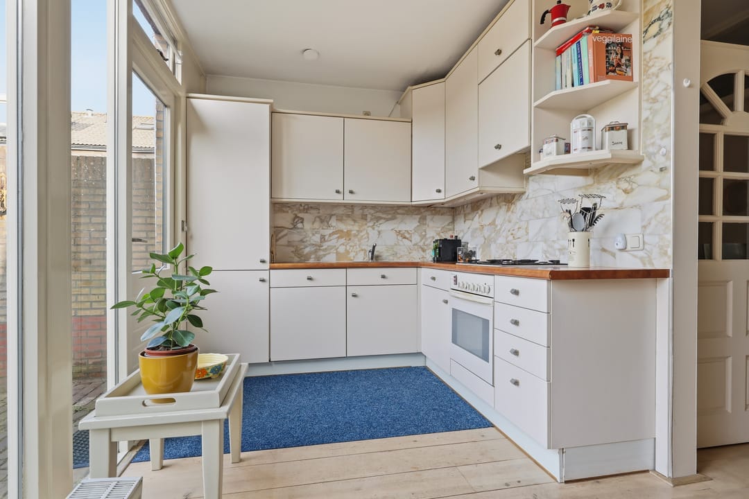 Spacious end terrace house with 4 bedrooms and large garden — 16