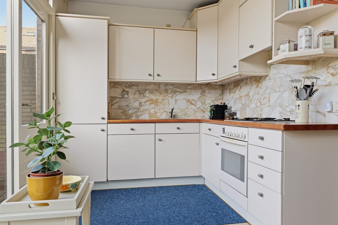 Spacious end terrace house with 4 bedrooms and large garden — 17