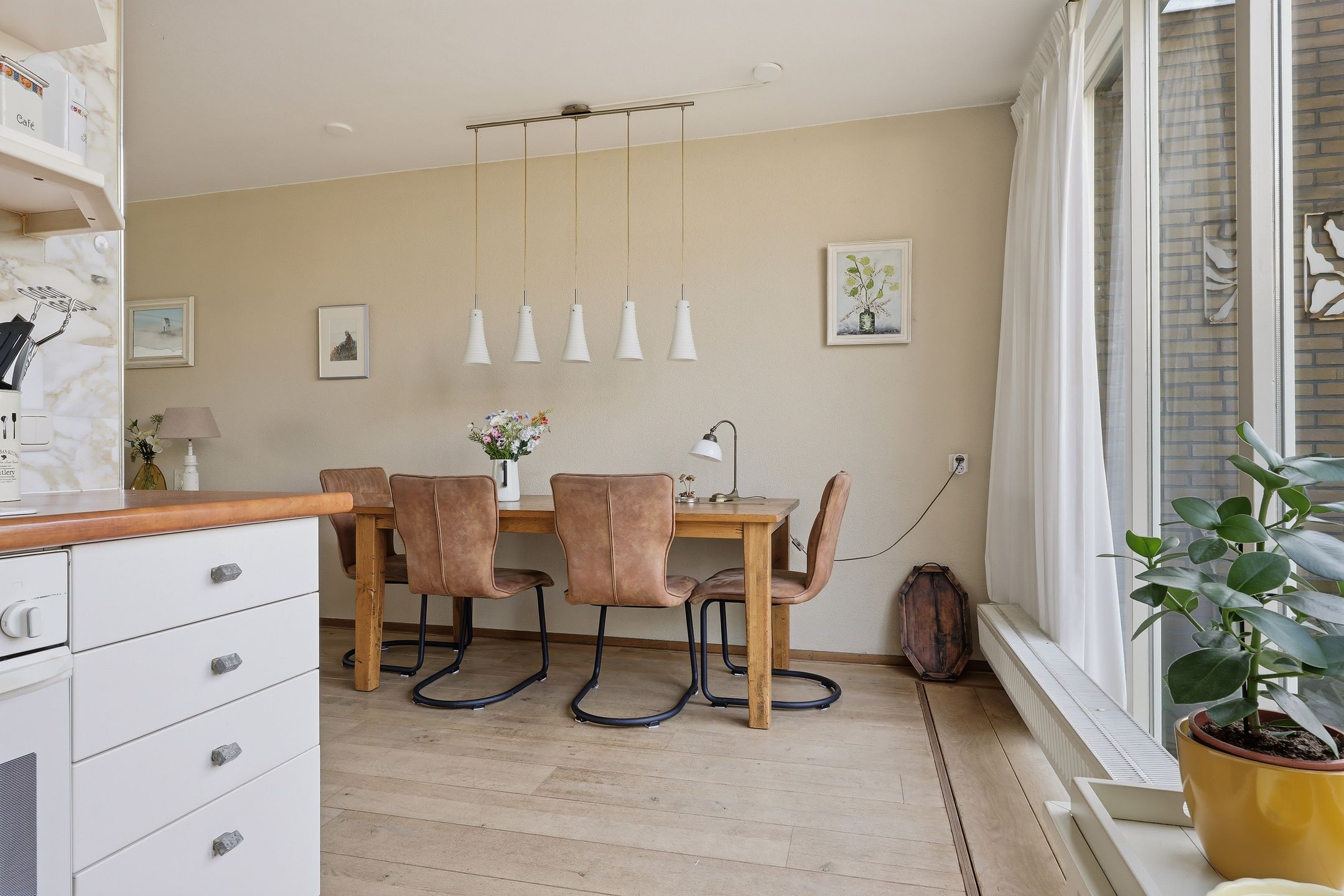 Spacious end terrace house with 4 bedrooms and large garden — 18