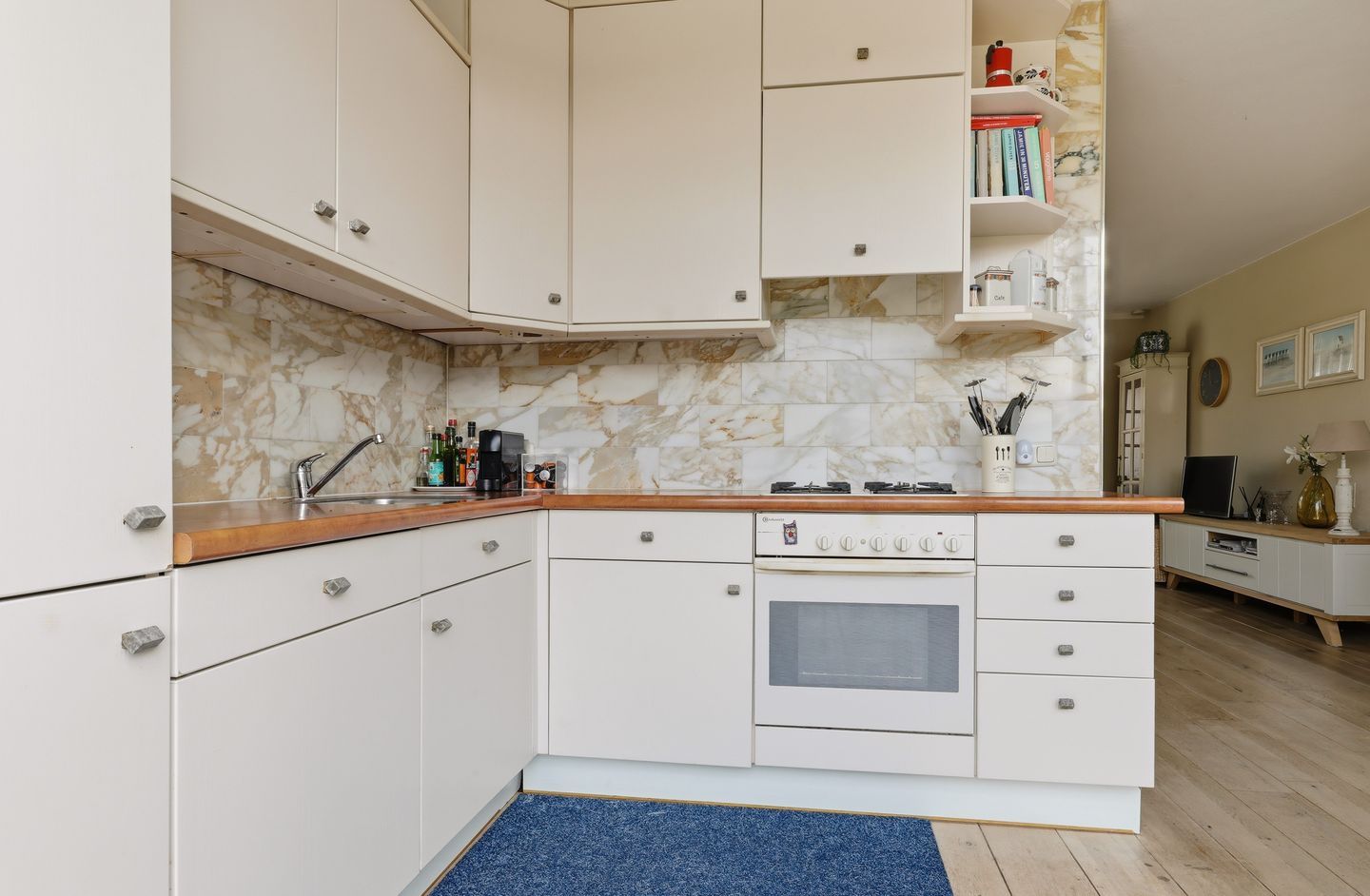 Spacious end terrace house with 4 bedrooms and large garden — 19