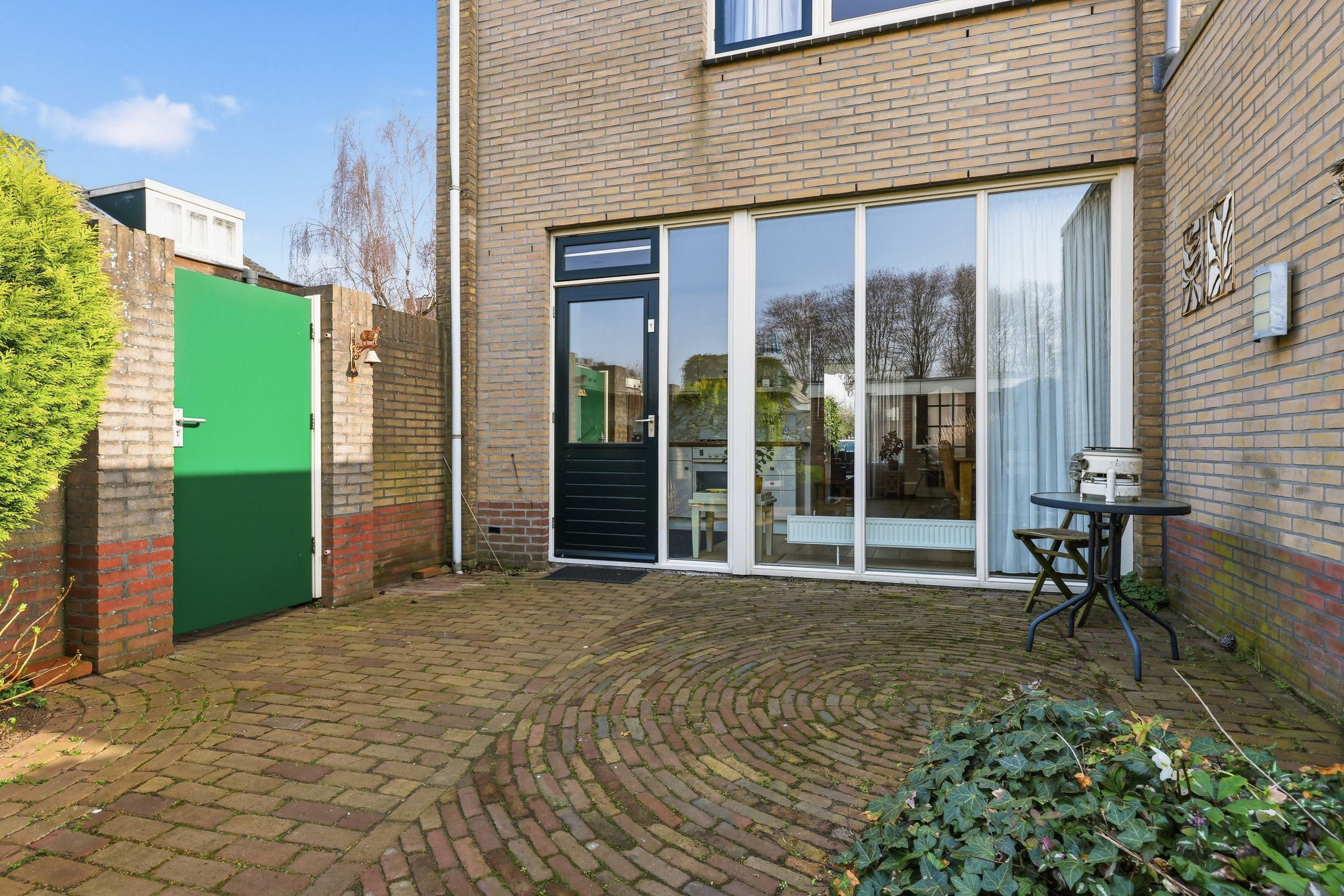 Spacious end terrace house with 4 bedrooms and large garden — 21
