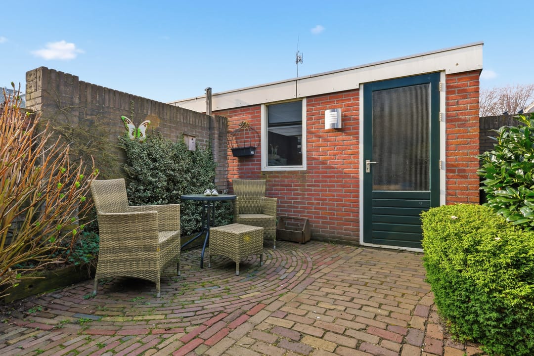 Spacious end terrace house with 4 bedrooms and large garden — 22