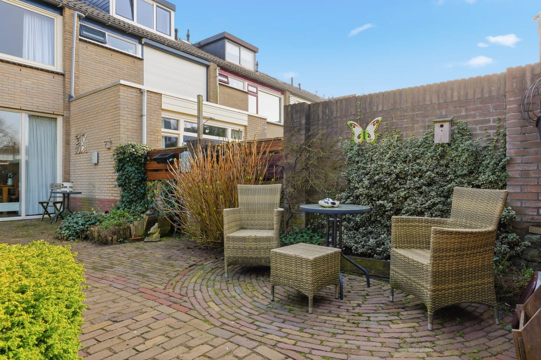 Spacious end terrace house with 4 bedrooms and large garden — 23