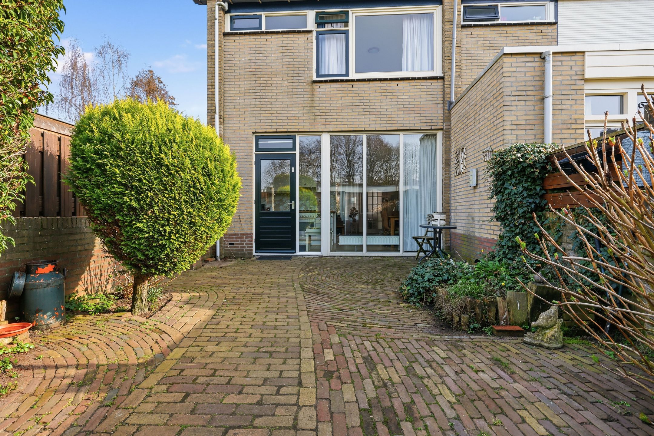 Spacious end terrace house with 4 bedrooms and large garden — 24