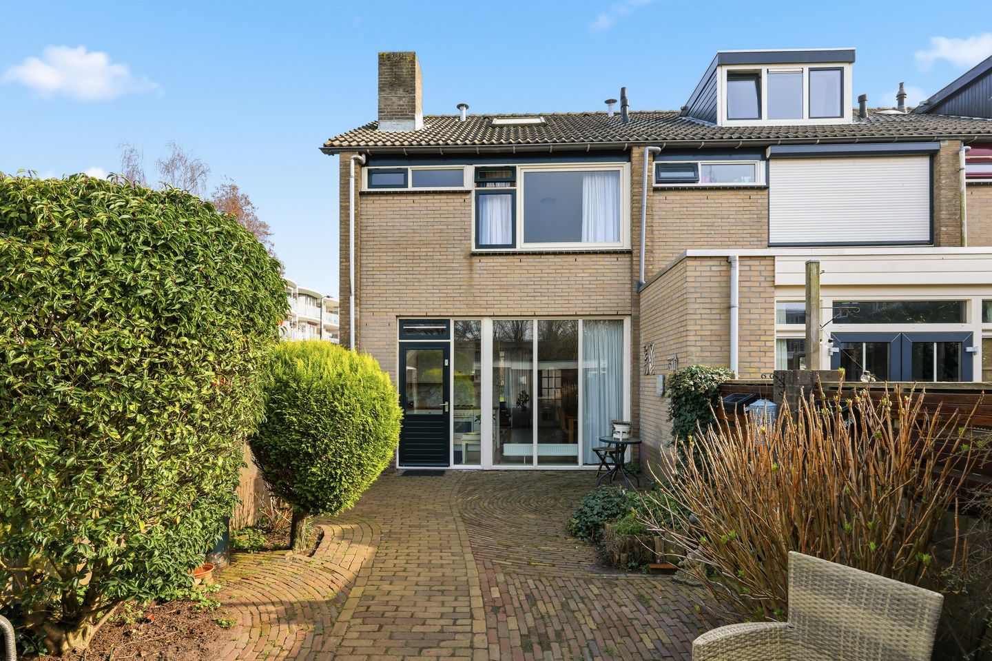 Spacious end terrace house with 4 bedrooms and large garden — 25