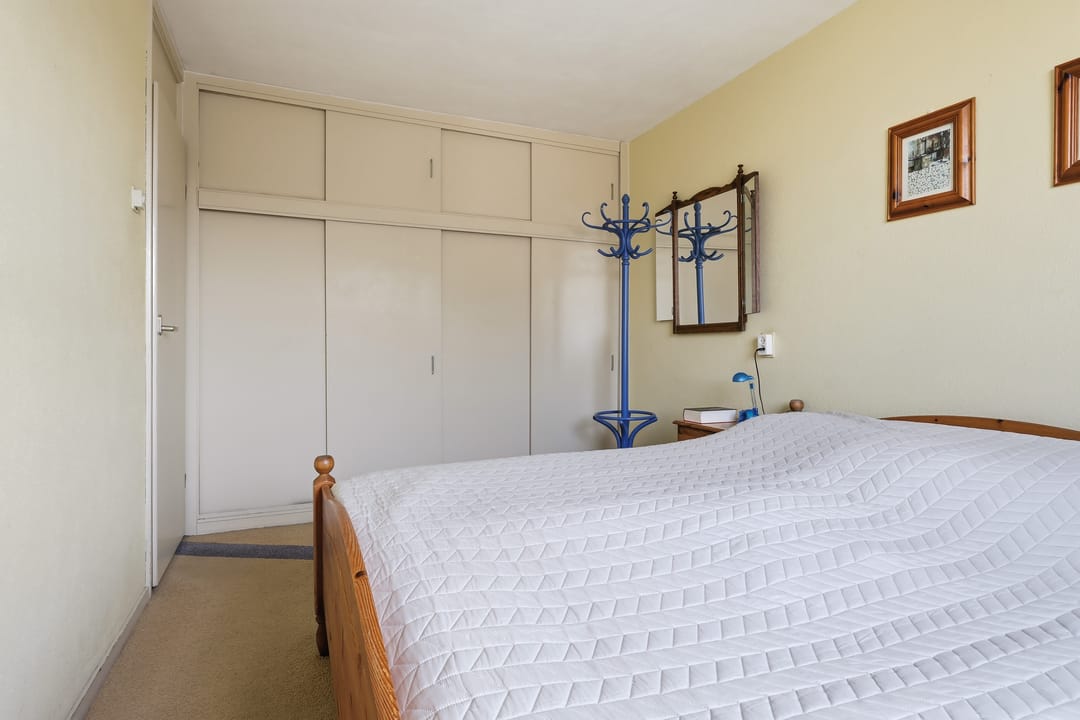 Spacious end terrace house with 4 bedrooms and large garden — 30