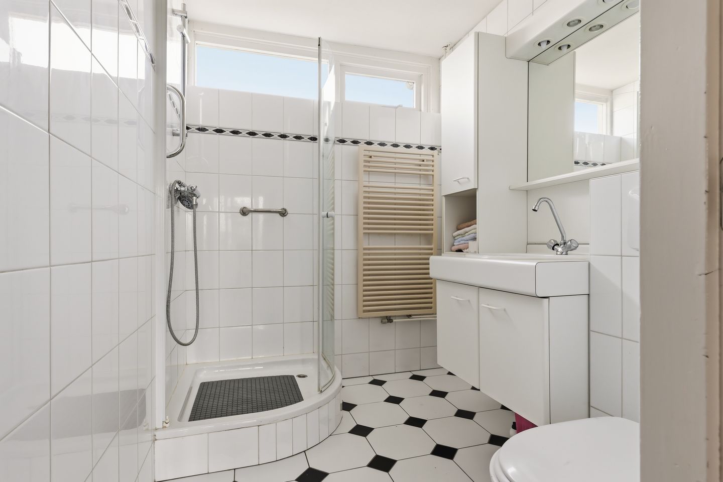 Spacious end terrace house with 4 bedrooms and large garden — 38