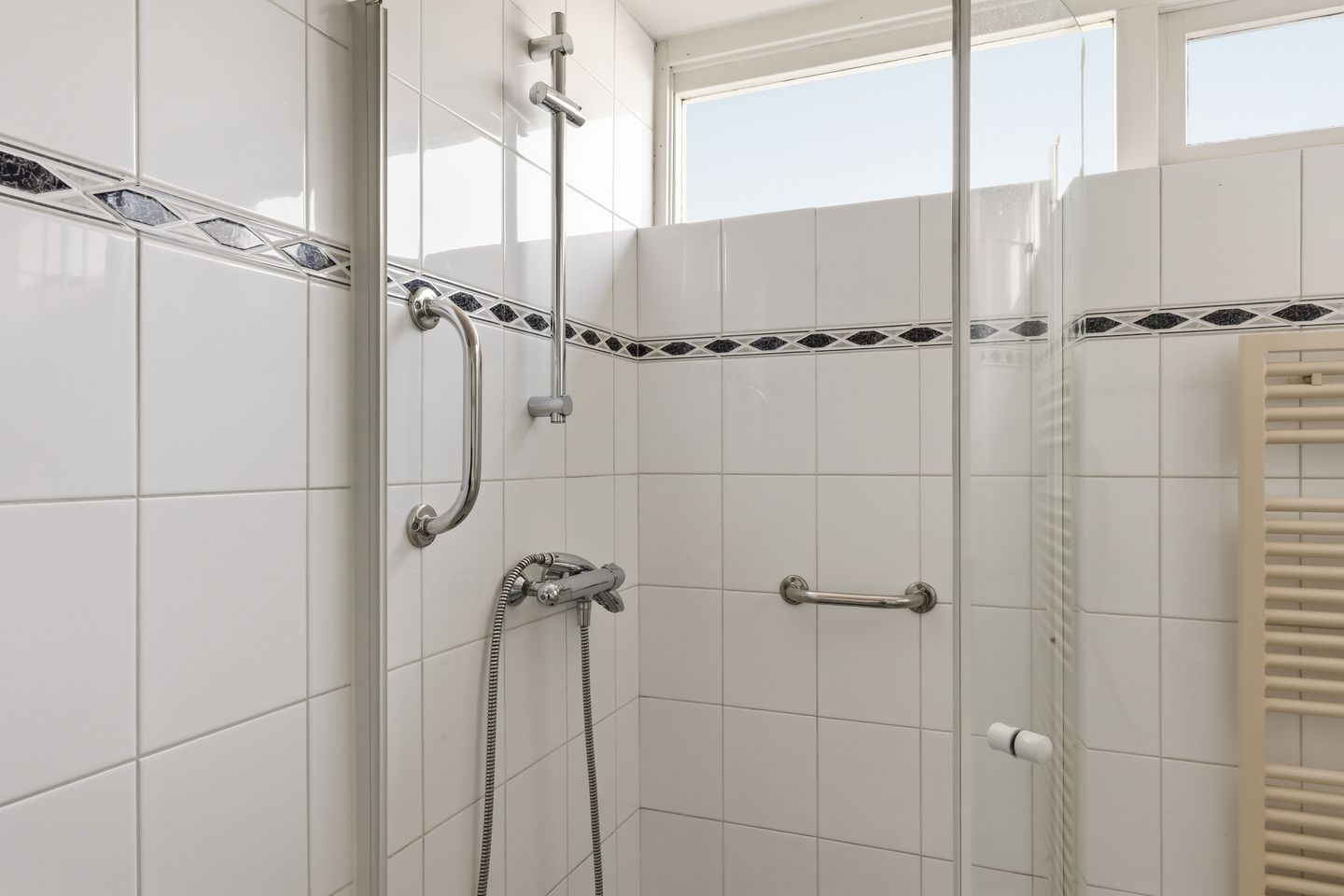 Spacious end terrace house with 4 bedrooms and large garden — 42